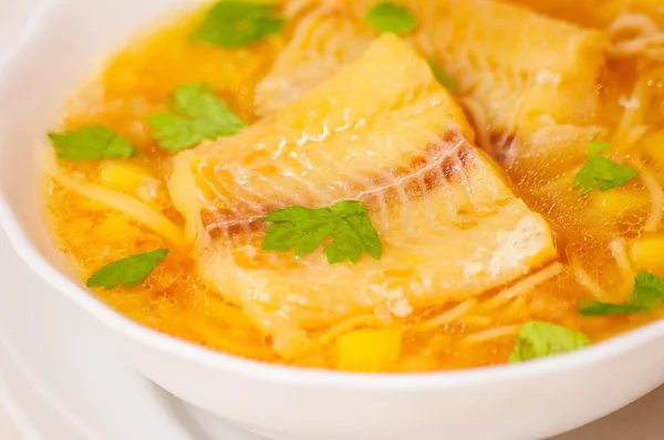 Sopa de peixe com batata e macarrão — Fotografia de Stock