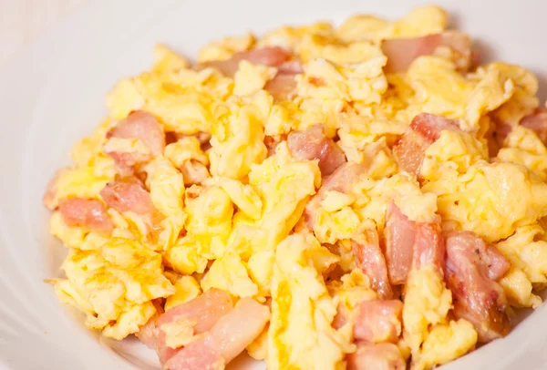 Scrambled eggs with bacon — Stock Photo, Image