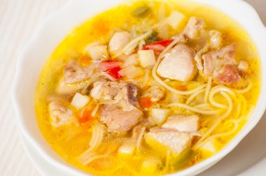 tavuk çorbası erişte ve sebze ile