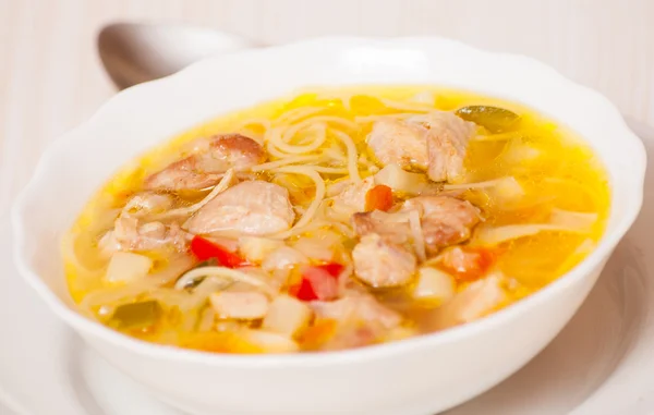 Sopa de frango com macarrão e legumes — Fotografia de Stock