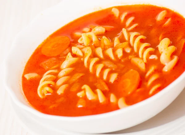Rajčatová polévka s těstovinami — Stock fotografie
