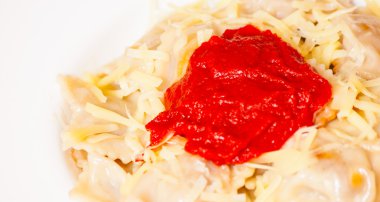 Domates soslu ve peynirli ravioli.