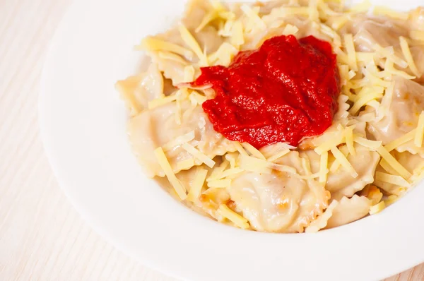 Ravioles con salsa de tomate y queso — Foto de Stock