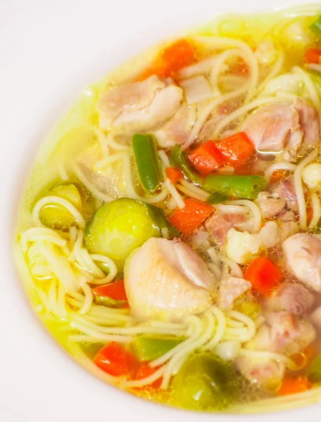 Sopa de frango com macarrão e legumes — Fotografia de Stock