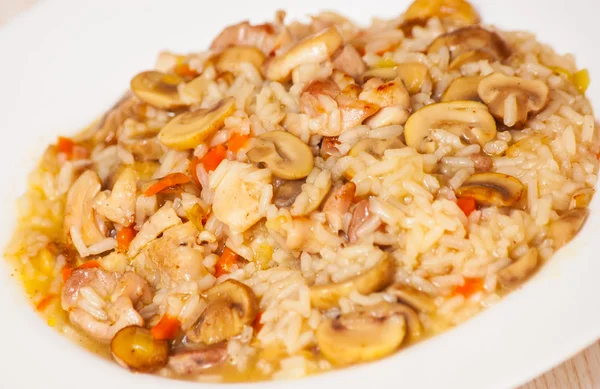 Rijst met kip en champignons — Stockfoto