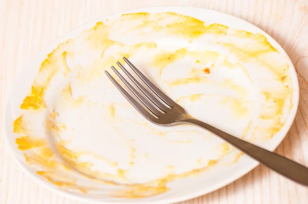 Placa sucia sobre la mesa. salsa untada en un plato . — Foto de Stock