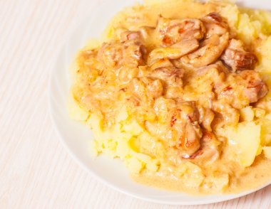 Et sos ve patates püresi ile