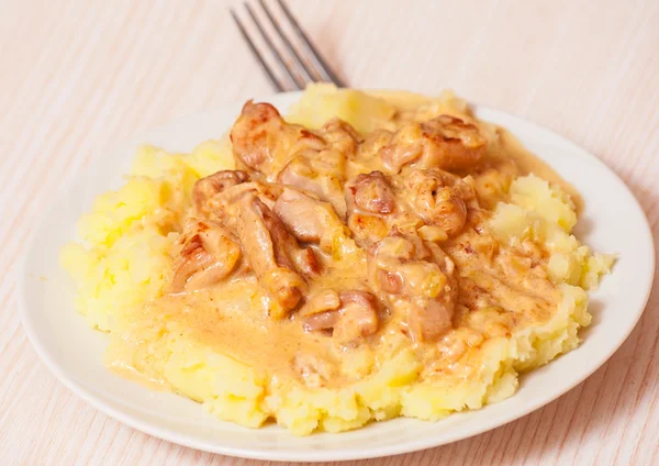 Meat with sauce and mashed potatoes — Stock Photo, Image