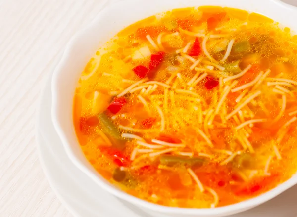 麺と新鮮な野菜スープ — ストック写真