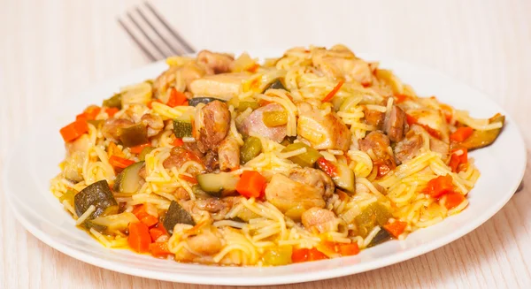 Noodles with chicken and vegetables — Stock Photo, Image