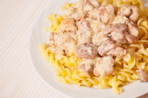 Sliced fried chicken in a creamy sauce. with fusilli pasta — Stock Photo, Image