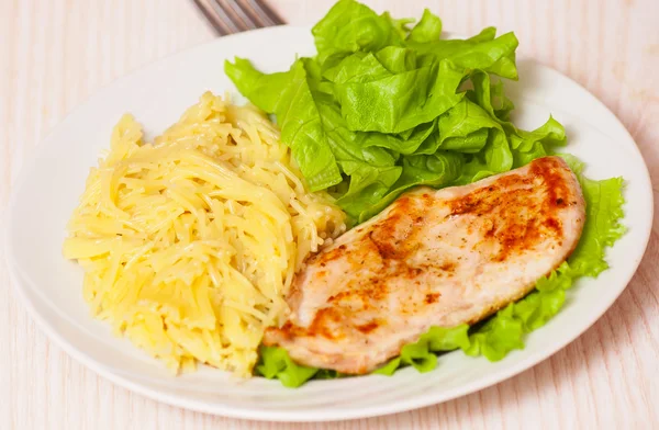 Chicken breast with pasta and salad — Stock Photo, Image