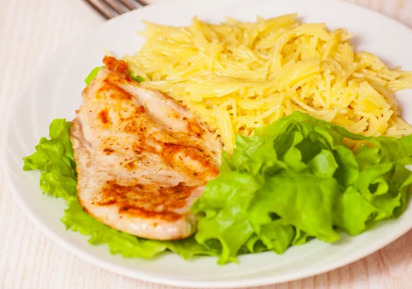 Peito de frango com macarrão e salada — Fotografia de Stock