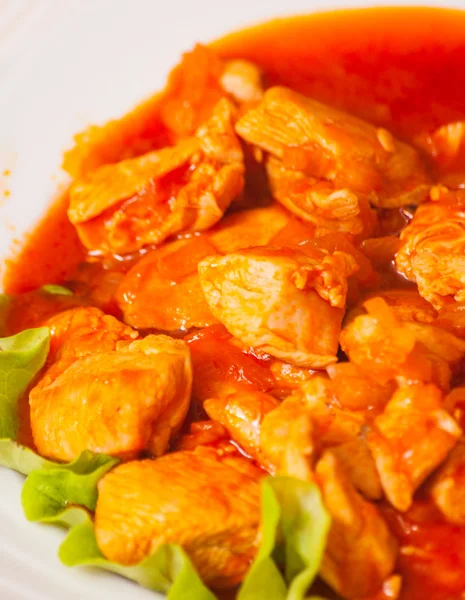 Pechuga de pollo con salsa de tomate fresca — Foto de Stock