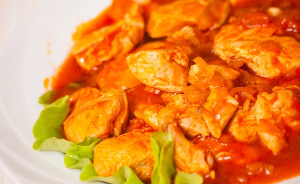 Petto di pollo con salsa di pomodoro fresco — Foto Stock