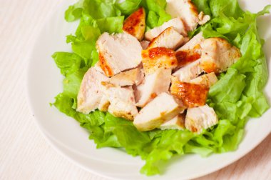 Taze salata tavuk göğsü ile