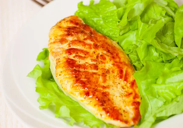 Chicken breast with fresh salad — Stock Photo, Image
