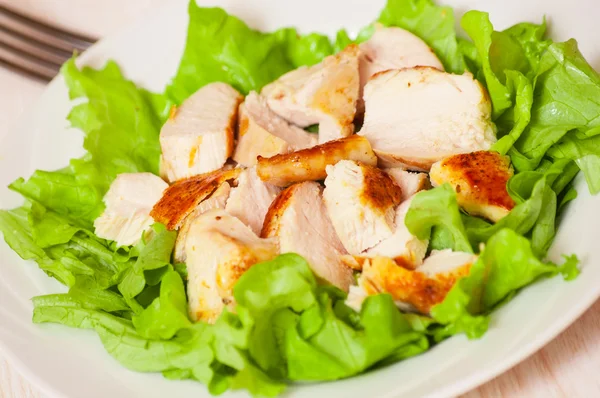 Salade fraîche avec poitrine de poulet — Photo