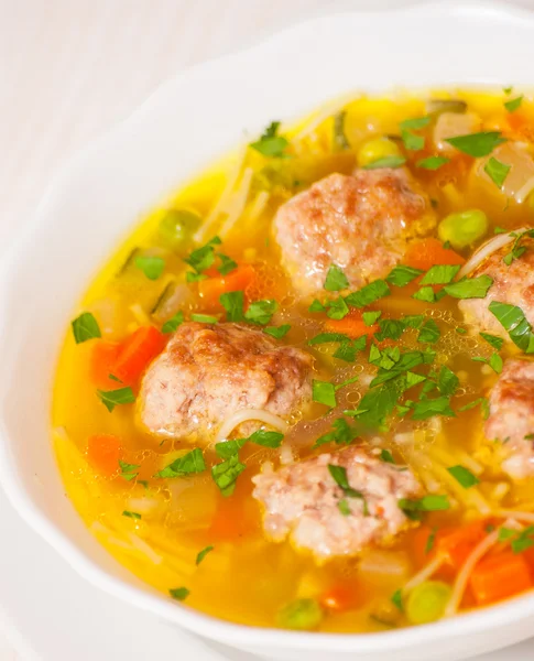 Soupe aux boulettes de viande, nouilles et légumes — Photo