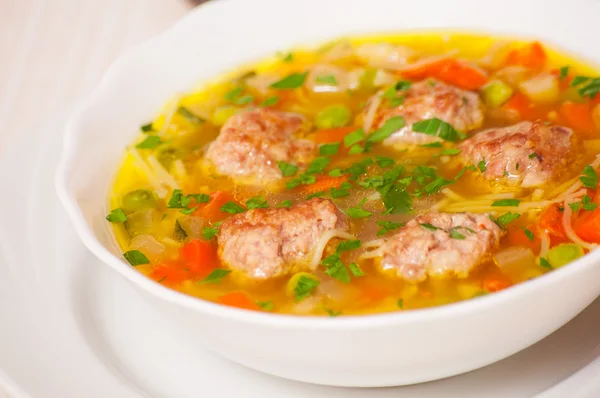 Supă cu chiftele, tăiţei şi legume — Fotografie, imagine de stoc