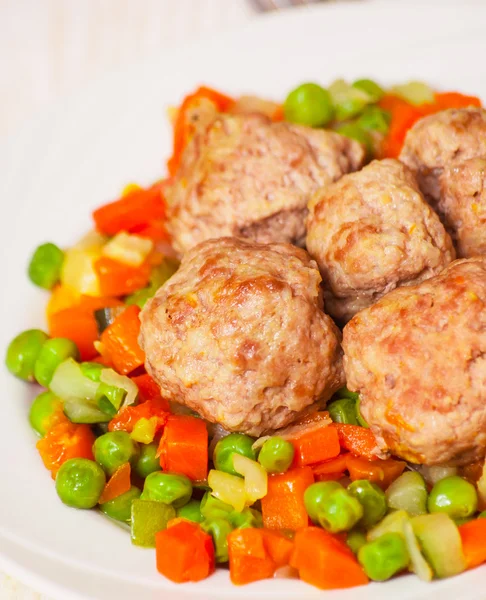 Meatballs with vegetables — Stock Photo, Image