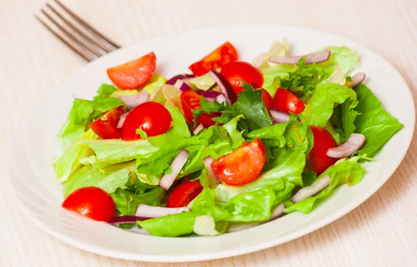 Salada fresca com tomate cereja — Fotografia de Stock