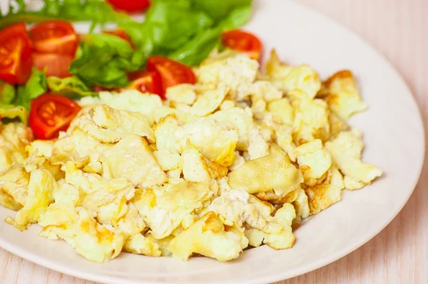 Scrambled eggs with salad — Stock Photo, Image