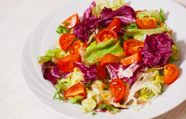 Salade van verse groenten — Stockfoto