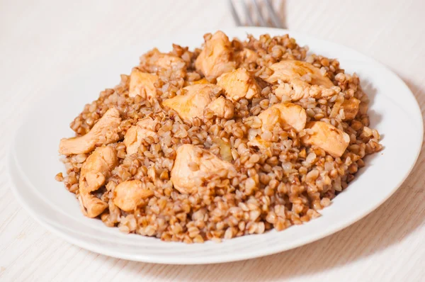 Buchweizenbrei mit Fleisch — Stockfoto