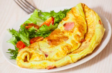 Pastırma ve salata ile omlet