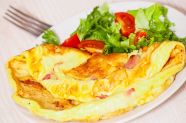 Pastırma ve salata ile omlet
