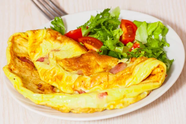 Omelette au bacon et salade — Photo