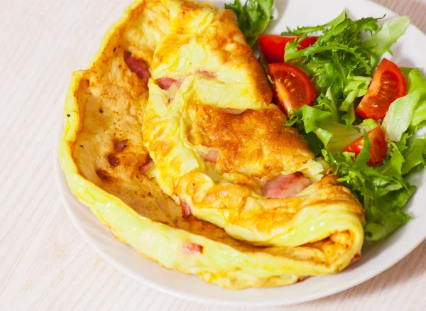 Tortilla con tocino y ensalada — Foto de Stock