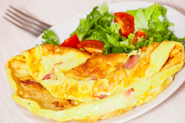 Omelet with bacon and salad — Stock Photo, Image