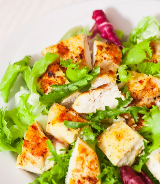 Ensalada de verduras con carne de pollo asada —  Fotos de Stock