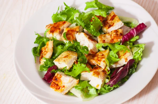 Gemüsesalat mit gebratenem Hühnerfleisch — Stockfoto