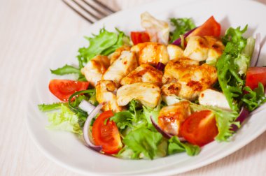 Sebze Salatası Kavrulmuş tavuk göğsü ile