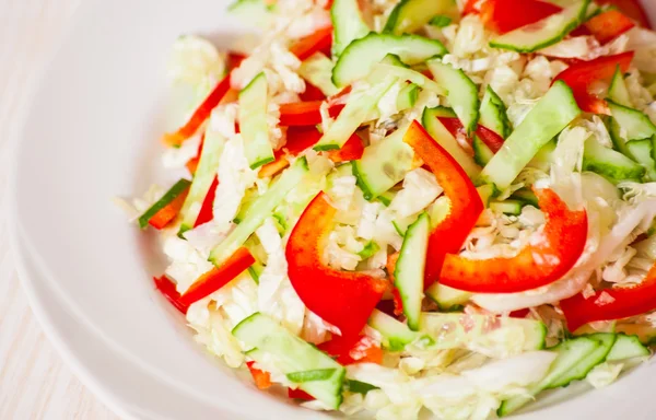 Chinese kool salade met rode paprika en komkommer — Stockfoto