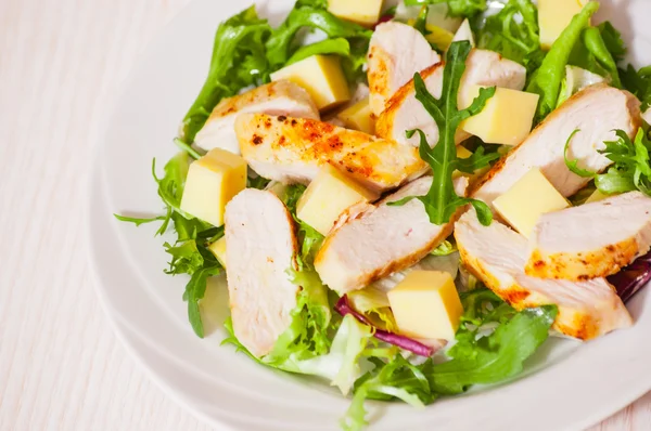Salade met kip-borst en kaas — Stockfoto