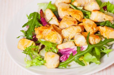 tavuk etli sebze salatası