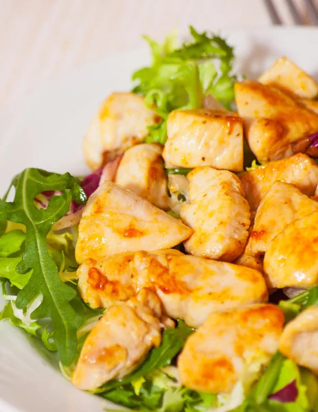 Ensalada de verduras con carne de pollo asada —  Fotos de Stock