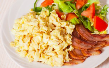 Omlet pastırma ve salata ile