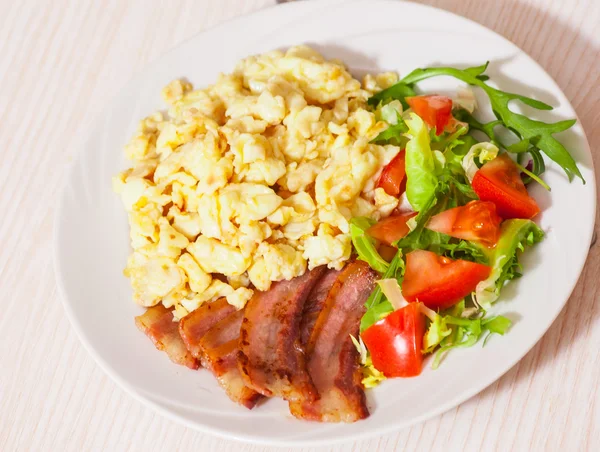 Míchaná vejce s anglickou slaninou a salátem — Stock fotografie