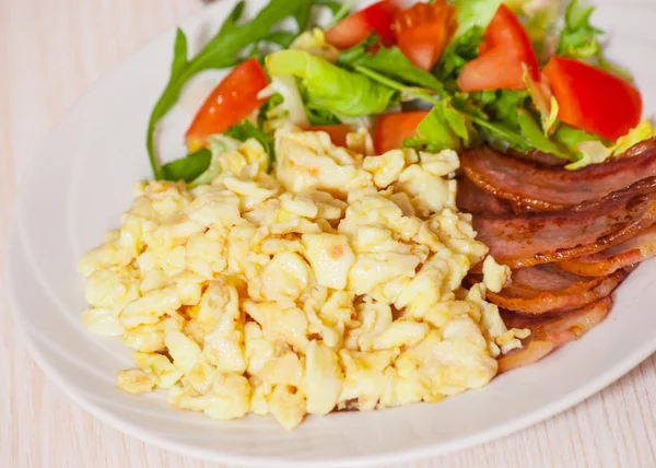 Scrambled eggs with bacon and salad — Stock Photo, Image