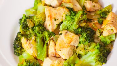 Brokoli ile tavuk fileto