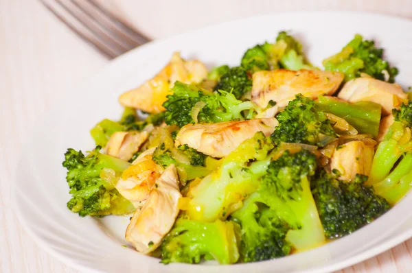 Kycklingfilé med broccoli — Stockfoto