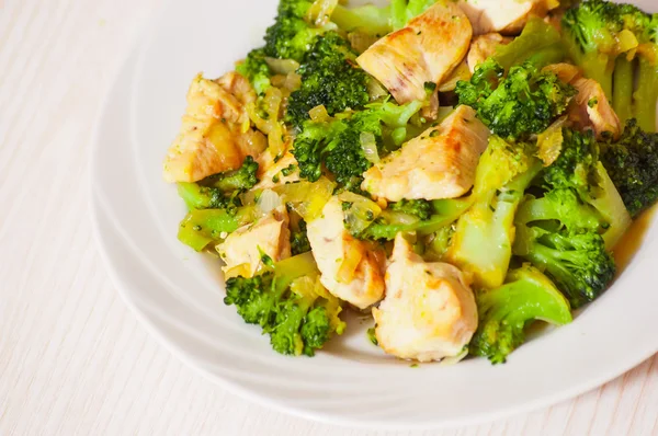 Kycklingfilé med broccoli — Stockfoto