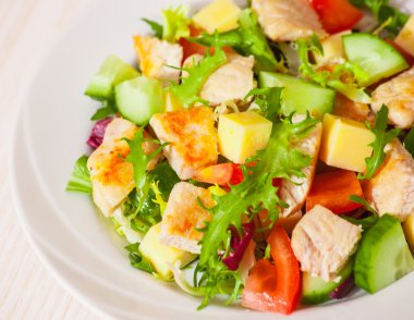 Taze sebze salatası tavuk ve peynir