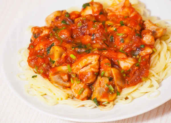 Chicken and mushrooms in tomato sauce with spaghetti — Stock Photo, Image