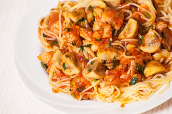 Kip en champignons in tomatensaus met spaghetti — Stockfoto